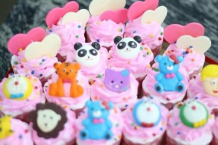 banh-sinh-nhat-ngo-nghinh-2012-12-31-banh-cupcake-trang-tri-mau-hong