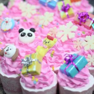 banh-sinh-nhat-ngo-nghinh-2016-12-18-cupcake-kem-mau-hong-hop-qua