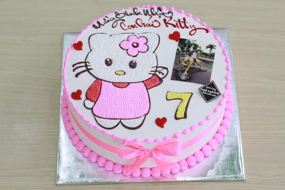 Bánh kem vẽ hình mèo Hello Kitty của chúng tôi là một tác phẩm nghệ thuật! Bạn không chỉ được thưởng thức một chiếc bánh kem thơm ngon mà còn ngắm nhìn những hình ảnh mèo Hello Kitty dễ thương và đáng yêu.