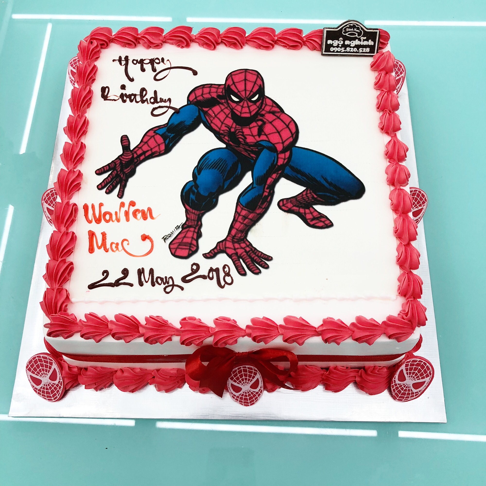 Bánh sinh nhật in hình người nhện viền kem đỏ: \