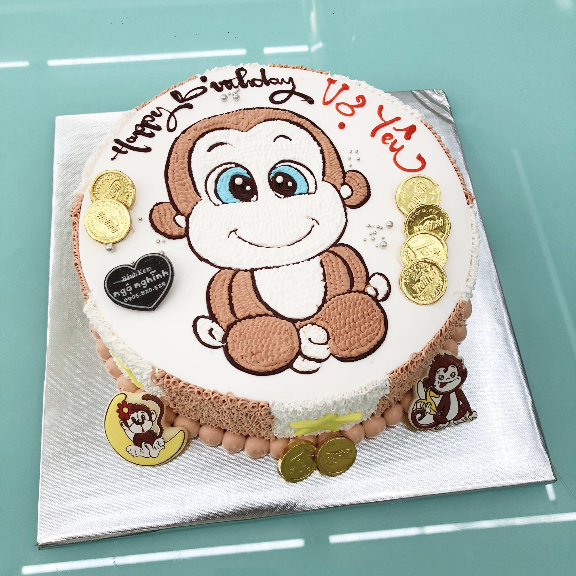 Bánh vẽ con khỉ: Bạn muốn mang đến cho con mình một chiếc bánh sinh nhật với hình ảnh đáng yêu, tuy nhiên không muốn sử dụng bánh làm bằng kẹo hay bột mì thông thường? Hãy xem ngay hình ảnh chiếc bánh vẽ con khỉ tại đây! Với cách trang trí bánh rất độc đáo và tinh tế, chiếc bánh này có thể khiến cho một người nghiện đồ ngọt cũng phải thầm thốt \