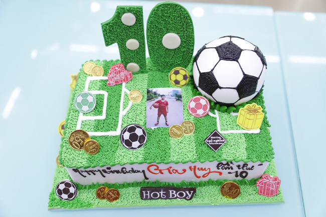 108-banh-kem-sinh-nhat-tao-hinh-san-co-va-trai-banh-tang-be-trai