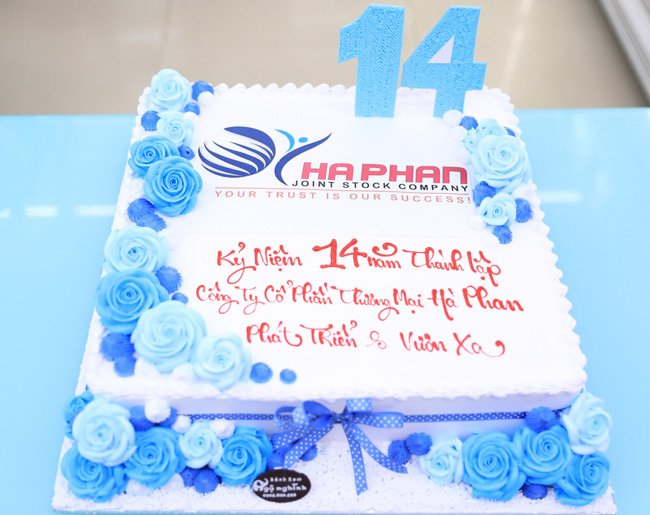 Bánh sinh nhật in hình logo công ty bắt hoa hồng mừng sự kiện công ...
