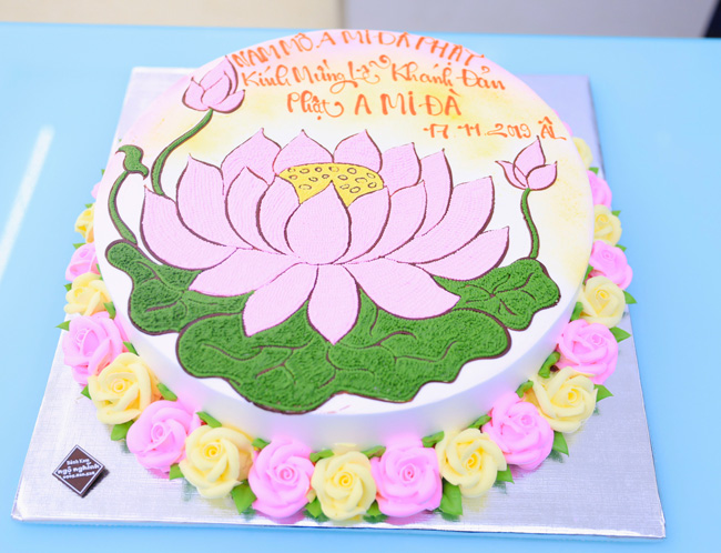 Bánh sinh nhật vẽ hình đóa hoa sen màu hồng đẹp mắt mừng lễ khánh ...