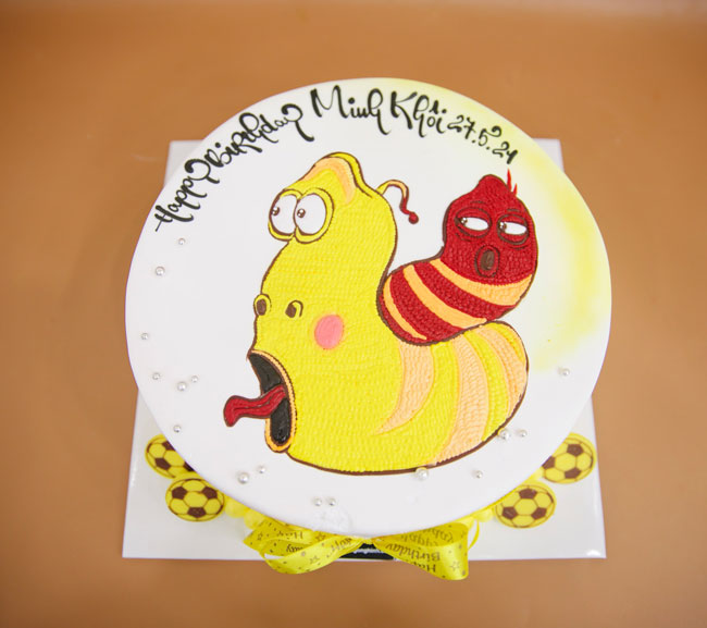 Thưởng thức vẻ đẹp độc đáo của những chiếc bánh sinh nhật vẽ hình ấu trùng larva ngộ nghĩnh. Với sự kết hợp tuyệt vời giữa vẻ đẹp và hương vị ngon miệng, chiếc bánh kem sẽ khiến cho ngày sinh nhật của bạn trở nên khó quên và đặc biệt hơn.